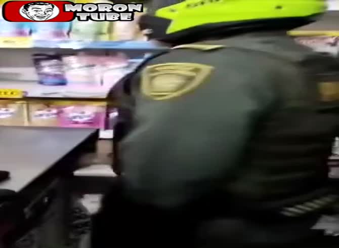 Video :A guy with a machete attacked Colombian police officers